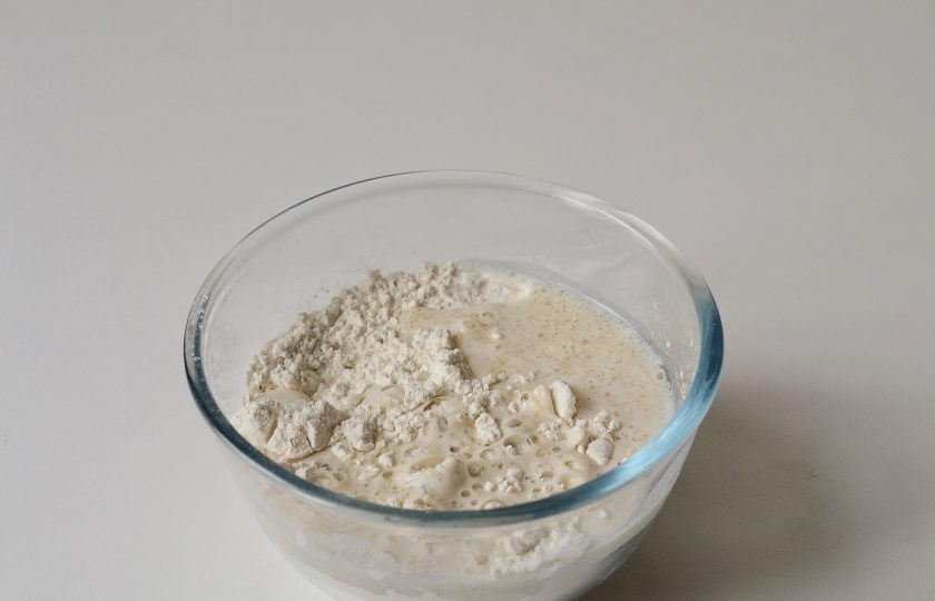 1. Этап. Панкейки с сыром: Соедините влажную и сухую смесь, перемешайте до однородной консистенции.