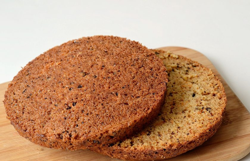 1. Этап. Морковный торт без яиц: Остудите бисквит прямо в форме, затем разрежьте его пополам.