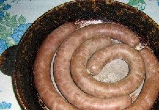 1. Этап. Печеночная колбаса в домашних условиях: Опустите колбасу в кипящую воду на пару минут, затем сложите в смазанную салом или жиром сковороду. Отправьте в разогретую духовку на 20-25 минут. Температура – 180 градусов. Приятного аппетита!