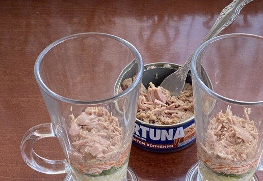 1. Этап. Подкопченная Мимоза: Следующий слой- консервированный тунец ТМ 