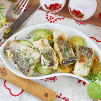 Хек с кабачками в духовке