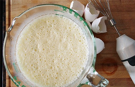 1. Этап. Французский киш: 7. Выпекайте корж минут 30-40 до румяности. Взбейте яйца с молоком и сливками. Посолите немого по вкусу, поперчите. На средней терке натрите сыр.