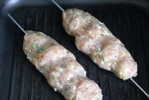 1. Этап. Кебабы из индейки с быстромаринованными помидорами: Готовим 15 минут, периодически поворачивая.