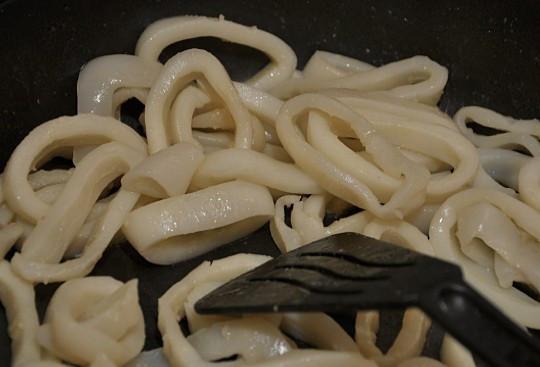 1. Этап. Кальмары под соусом бешамель: 5. Отправляем на сковороду и обжариваем с обеих сторон.