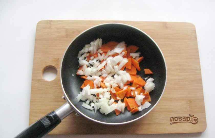 1. Этап. Суп из фасоли с индейкой: Морковь и репчатый лук мелко нарежьте, выложите в сковороду. Влейте рафинированное подсолнечное масло, припустите овощи на небольшом огне в течение 7-8 минут.