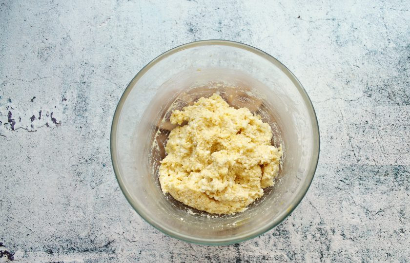 1. Этап. Сырники с топинамбуром: Все хорошо перемешайте до однородного теста. Оставьте на кухонном столе на 10 минут.