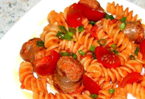 1. Этап. Подливка из колбасы: Перед самым окончанием приготовления заправить подливку чесноком, перемешать. Вот и всё - блюдо готово! Пожалуйте к столу:)