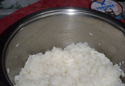 1. Этап. Закуска из риса А-ля Онигири: Аккуратно перемешиваем. Накрываем кастрюлю крышкой и оставляем на пару минут.