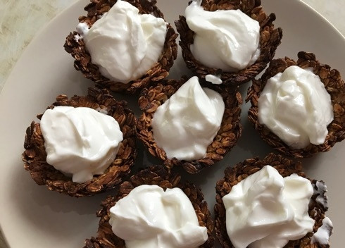 1. Этап. Гранола-корзинки с греческим йогуртом: 6. В каждую корзинку выкладываем по 2 чайных ложки йогурта.