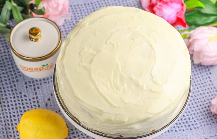 1. Этап. Лимонный бисквит: Накройте вторым коржом и снова обмажьте кремом, покройте третьим и обмажьте весь торт сверху и по бокам. Отправьте в холодильник минимум на 2 часа.