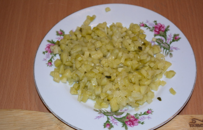 1. Этап. Солянка с картошкой: Пока картофель варится, очищаем от шкурки и нарезаем кубиками огурцы. Я свои не очищала, т.к. у них шкурка тонкая.