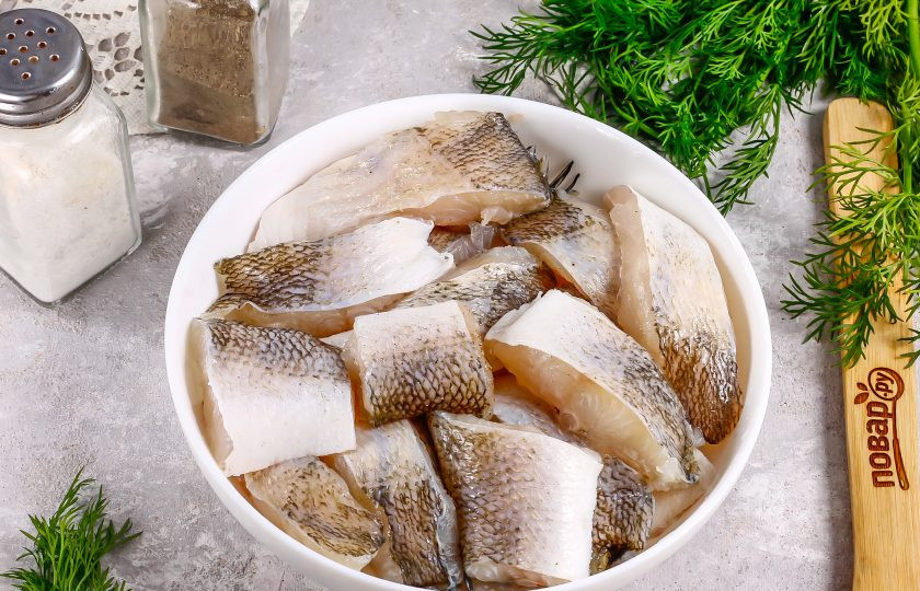 1. Этап. Малосольный судак: Нарежьте судака на порционные кусочки, срезая голову, хвост и плавники.