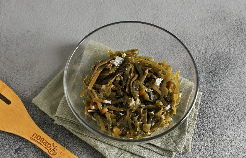 1. Этап. Морская капуста для похудения: Возьмите консервированную морскую капусту (отдайте предпочтение без добавления дополнительных специй). Слейте с нее жидкость и переложите в салатник.