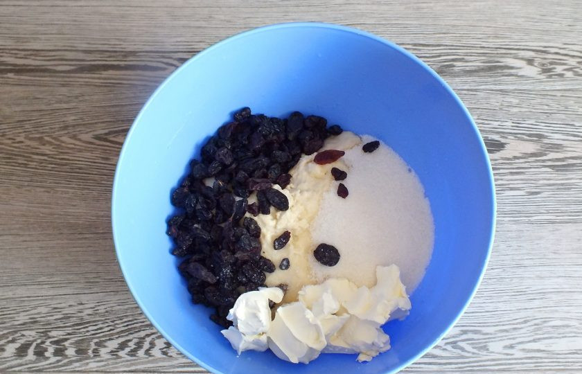 1. Этап. Булочки повышенной калорийности по ГОСТу: Опару соберите в комочек и переложите в просторную чашу. Добавьте разведенные дрожжи, сухой изюм, мягкое сливочное масло, сахар. Перемешайте.