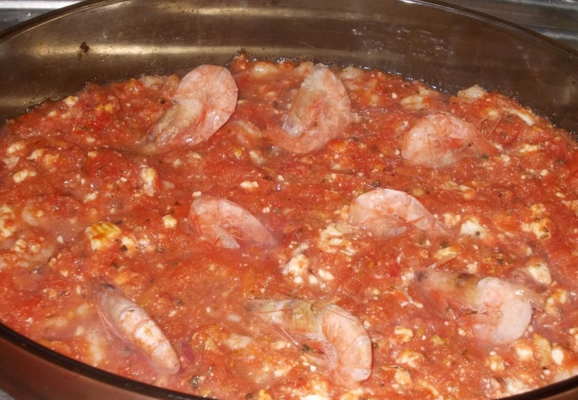 1. Этап. Креветки, запеченные под соусом: 8. Аккуратно заливаю креветки приготовленным томатным соусом, выкладываю крупные очищенные креветки.