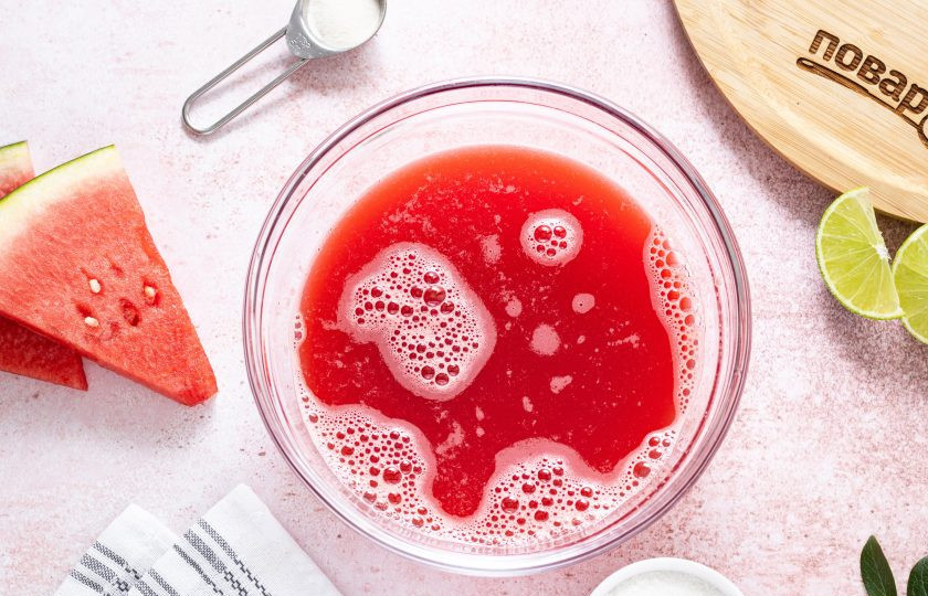 1. Этап. Арбузный мармелад: Разделите арбузный сок на две части. В одну добавьте сахар и сок лайма по вкусу.