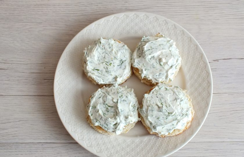 1. Этап. Бутерброды по-сахалински: Хлебные заготовки намажьте творожным сыром с укропом.