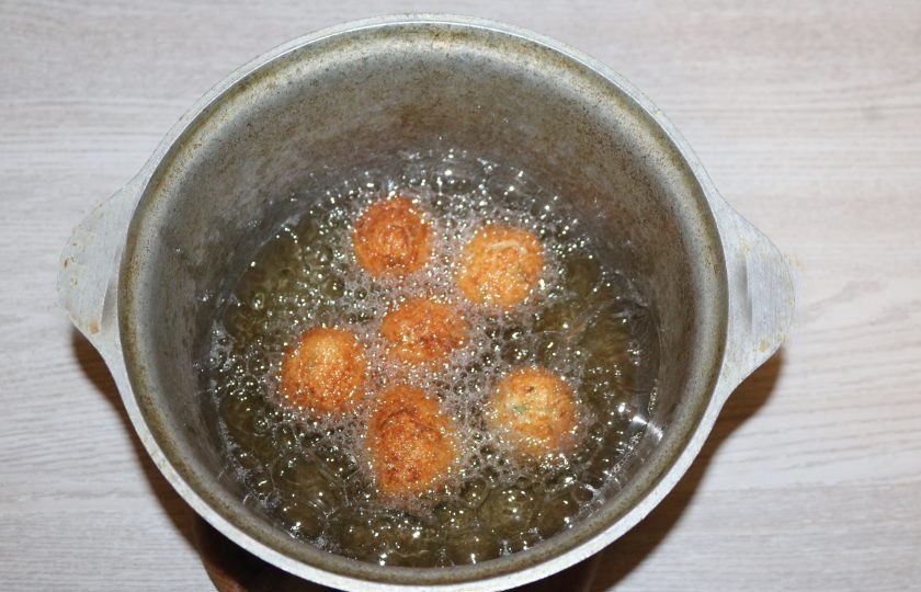 1. Этап. Фишболы: В небольшую кастрюлю налейте масло. Поставьте кастрюлю на огонь и хорошо разогрейте масло. По несколько шариков обжаривайте в кипящем масле до золотистого цвета.