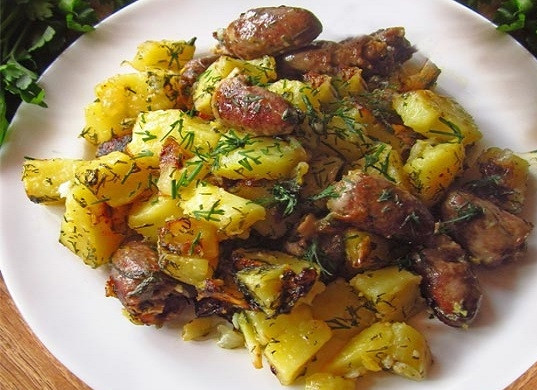 1. Этап. Куриные сердечки с картошкой: 5. Вот и все, аппетитное блюдо для всей семьи готово к подаче. Приятного аппетита!