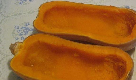 1. Этап. Рис, запеченный в тыкве: После запекания тыква стала мягче, ложкой мякоть вычистите. Таким образом у нас получились две тыквенные лодочки.