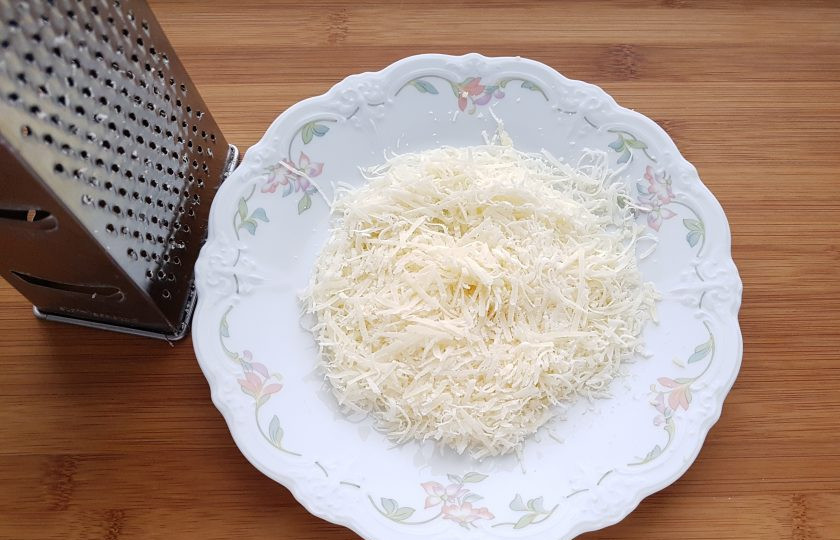1. Этап. Рыбный пирог с тестом фило: Сыр натрите на мелкой терке.