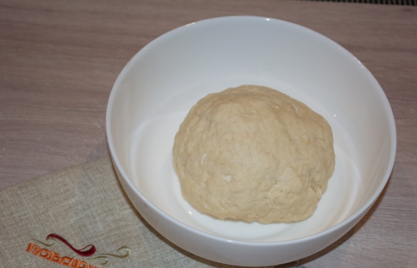 1. Этап. Пельмени из рисовой муки: Влейте холодной воды и замесите тесто. На последнем этапе введите в тесто растительное масло. Снова замесите тесто. Накройте миску пленкой и оставьте тесто отдохнуть.