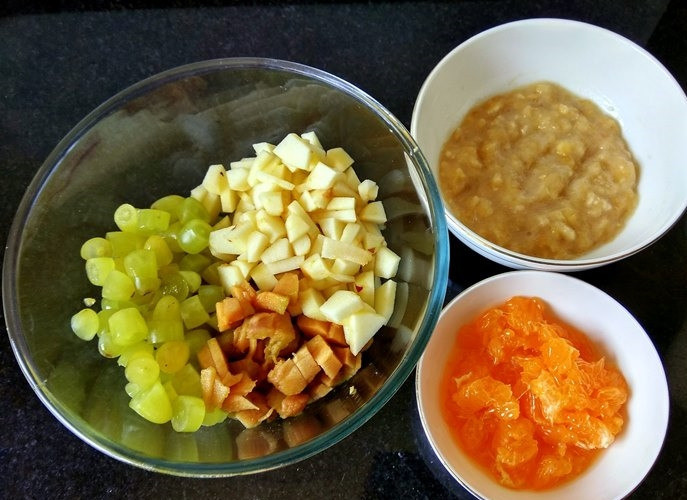 1. Этап. Десерт из фруктов и молока: 3. Готовое молоко снимите с огня и остудите. Тем временем вымойте, очистите и измельчите фрукты. Если используете бананы, разомните их в пюре.