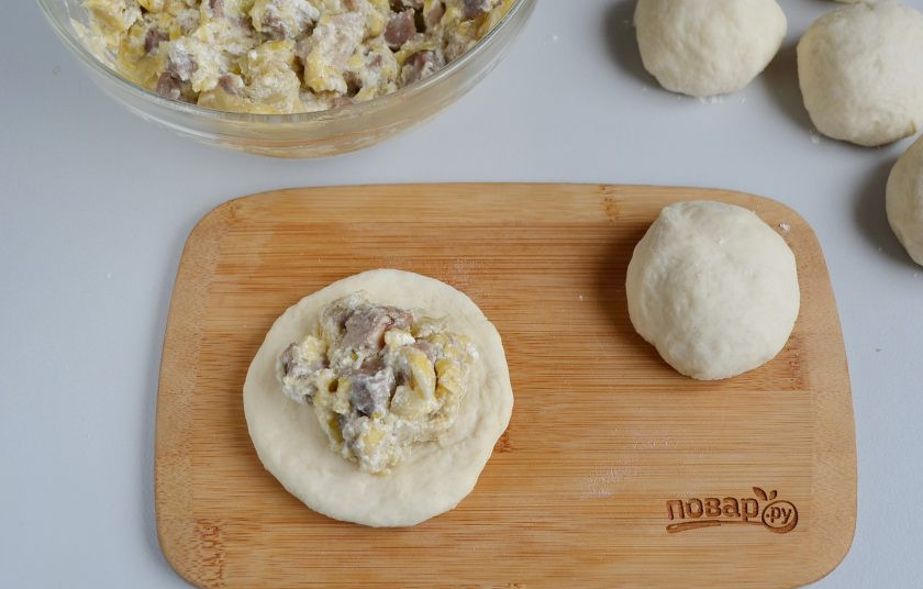 1. Этап. Сырные булочки с мясной начинкой: Положите по столовой ложке с горкой начинки.