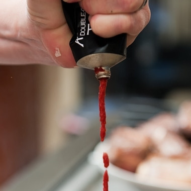 1. Этап. Тушеные говяжьи ребрышки: 3. В сковороду, где жарилось мясо, добавьте измельченный чеснок, розмарин и томатную пасту. Обжарьте на медленном огне, помешивая, в течение 2-3 минут. Чеснок должен стать мягким.