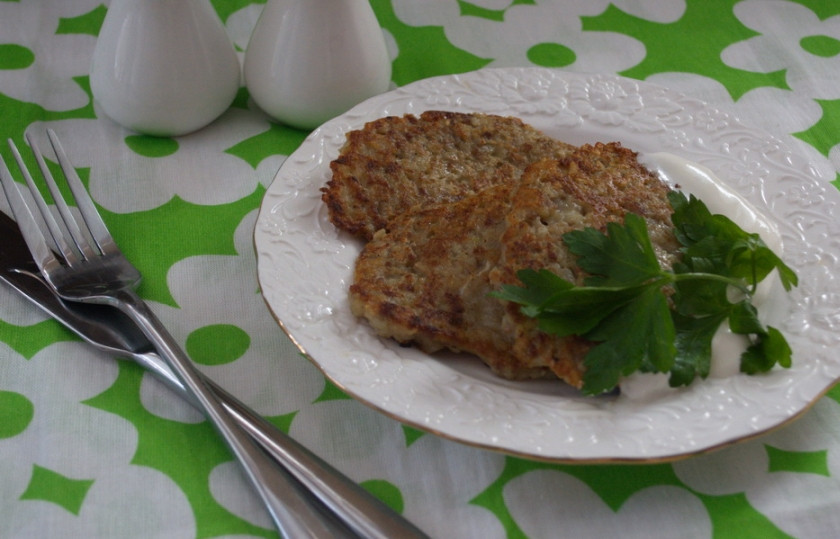 1. Этап. Драники с фаршем говядины: Подаем к столу со сметаной.