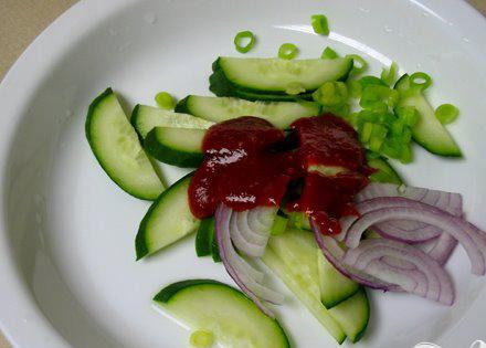 1. Этап. Пряный салат из огурцов: Влейте соус к овощам и перемешайте (вам потребуется не много соуса, смотрите на свой вкус, лишнее можно поставить в холодильник или использовать в других блюдах).