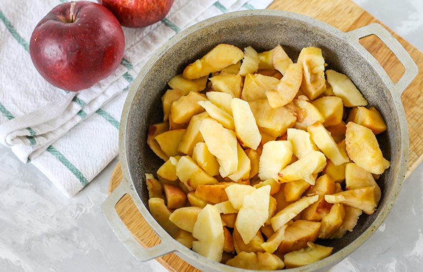 1. Этап. Яблоки на зиму для детей: Яблоки очистите от кожуры, промойте в воде и срежьте с очищенных фруктов всю мякоть. Кожуру лучше всего не использовать, так как на сегодняшний день практически все яблочные плоды обрабатывают парафином. Выложите нарезку мякоти в ковш, казан или сотейник.