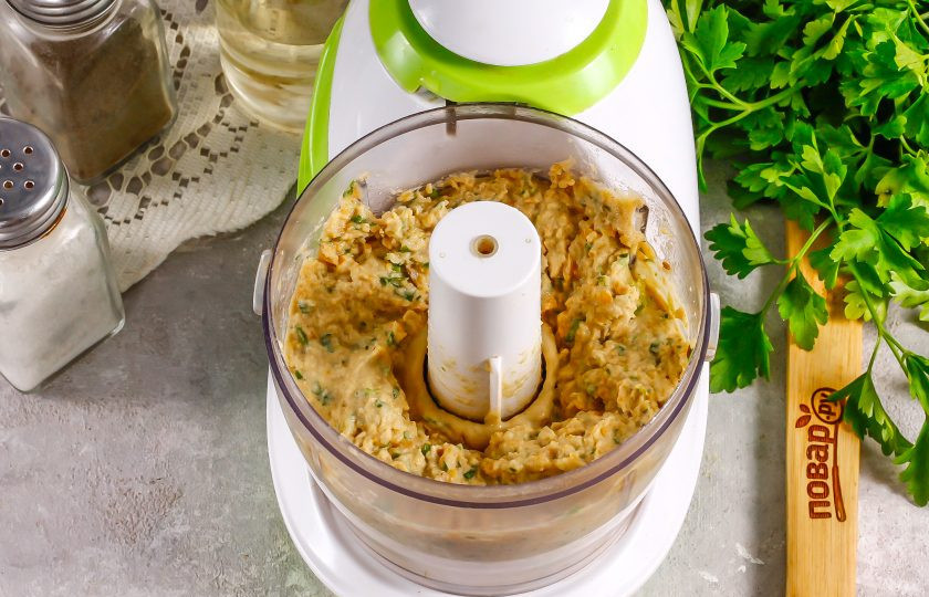 1. Этап. Хумус с петрушкой: Измельчите все в пюреобразную массу примерно 4-5 минут, влив в емкость оливковое масло.