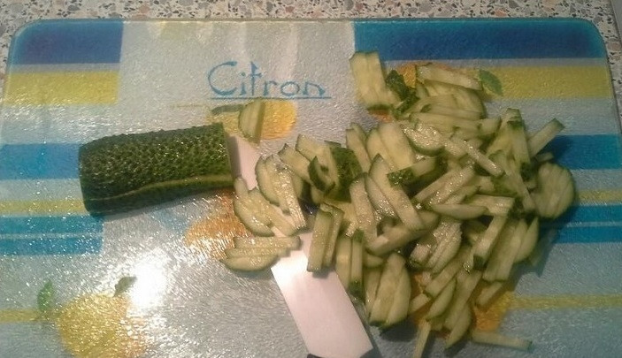 1. Этап. Салат Фунчоза с креветками: 4. Помойте огурцы. Покрошите их соломкой.