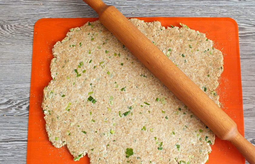 1. Этап. Печенье с кунжутом Чиполлино: Рабочую поверхность присыпьте слегка отрубями. Раскатайте тесто толщиной 0,3-0,5 см.