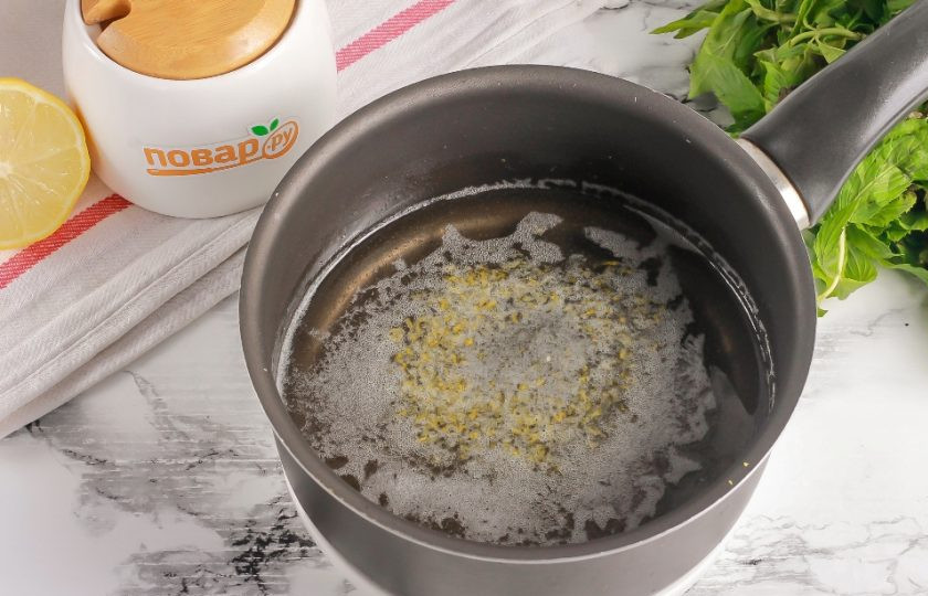 1. Этап. Консервированный инжир: Влейте воду и поместите емкость на плиту. Доведите до кипения, чтобы весь сахар растворился и получился сахарный сироп.