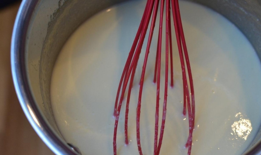 1. Этап. Малиновый торт: Как только желтки приобретут текстуру сгущенного молока, добавьте желатин и непрерывно мешайте до полного растворения. Охладите до комнатной температуры.