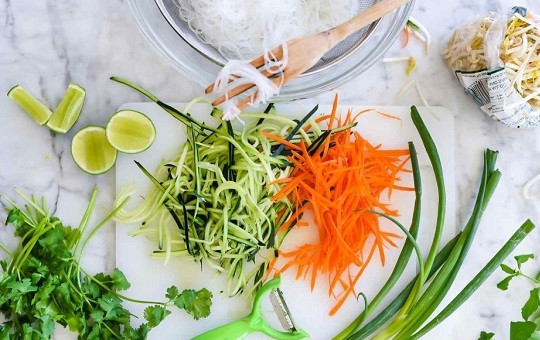 1. Этап. Вьетнамский салат с лапшой: 1. Овощи вымойте, очистите и нарежьте. Лапшу залейте горячей водой и оставьте на 3-4 минуты. После промойте под холодной водой и хорошо обсушите.