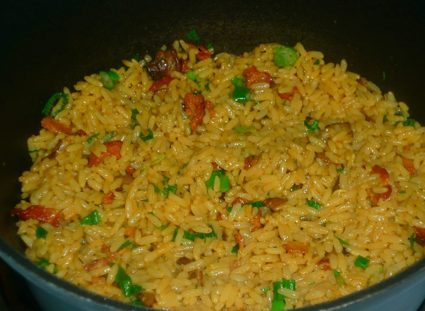 1. Этап. Плов со свининой в кастрюле: 3. Вот и все! Ваше блюдо готово. Осталось только добавить зелень и позвать всех к столу. Приятного аппетита!