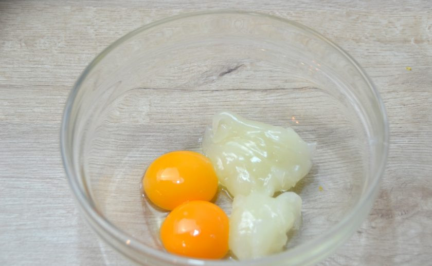 1. Этап. Американский лимонный пирог: К желткам добавьте 2 ст. ложки крахмальной массы из сотейника. Хорошо перемешайте до однородности.