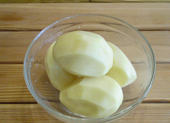 1. Этап. Жареная рыба с картошкой: 4. Пока жарится рыба, очищаем картофель.