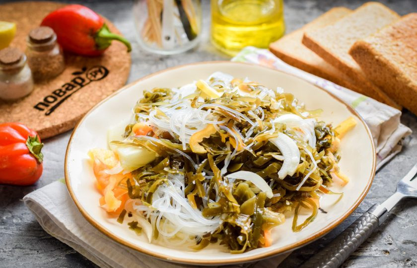1. Этап. Салат с фунчозой и морской капустой: Приятного аппетита!