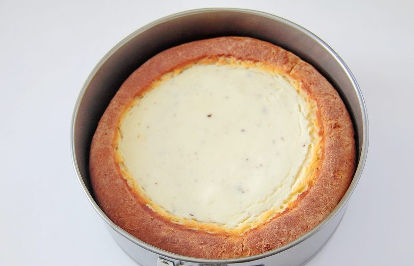 1. Этап. Домашняя ватрушка с шоколадной стружкой: 11. Выпекайте при 200 градусах около 25-30 минут.