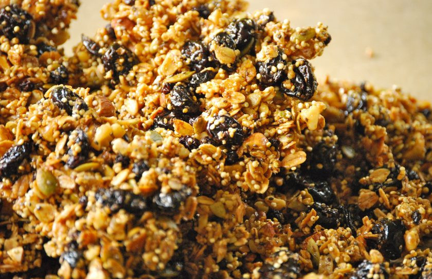1. Этап. Овсяная гранола: 4. Запекайте в разогретом до 120 градусов духовом шкафу 2 часа, регулярно перемешивая каждый 15 минут. За 10 минут до готовности добавьте сухофрукты и перемешайте в последний раз.