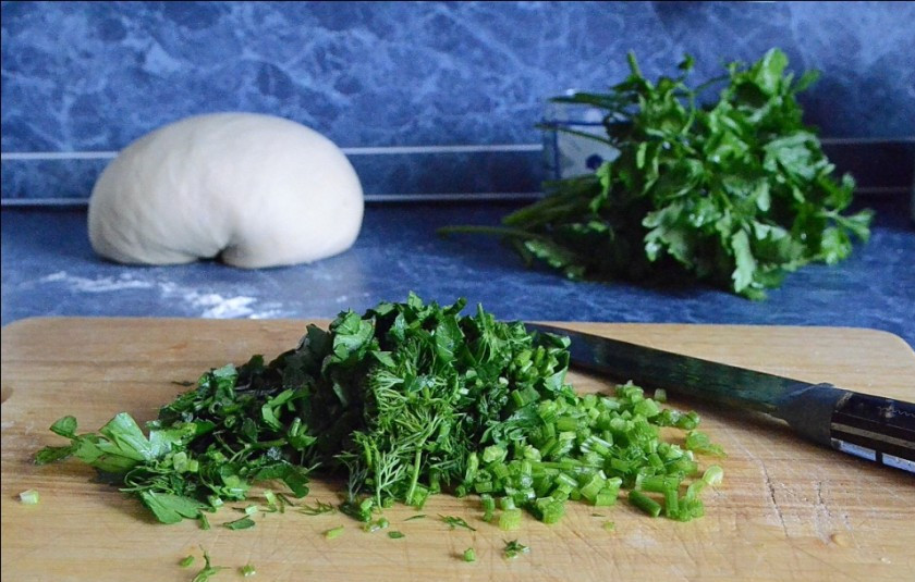 1. Этап. Манты с творогом: 2. Свежую зелень (в данном варианте петрушка и укроп, но можно использовать любую, которая есть под рукой) вымыть, просушить и измельчить.