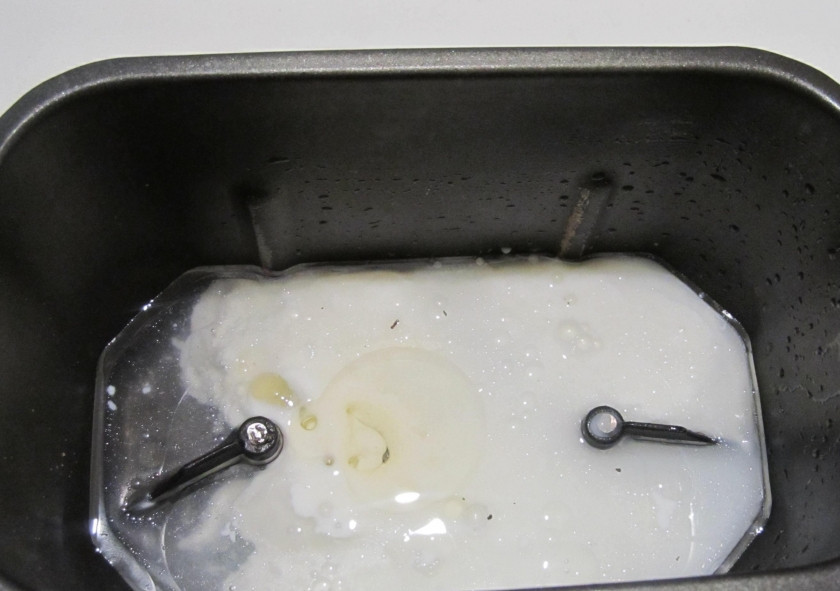 1. Этап. Ржаной хлеб на кефире: Смешайте все жидкие ингредиенты, долейте туда 150 мл. воды.