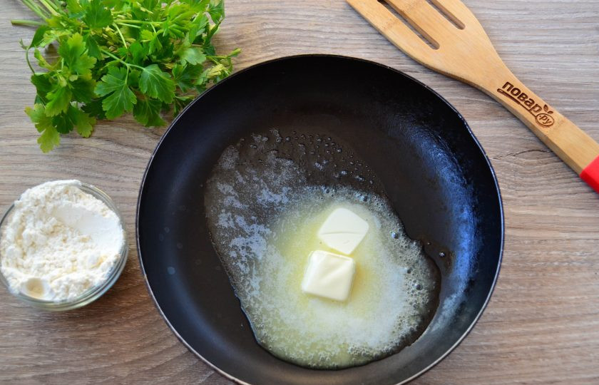 1. Этап. Запеченная свинина с розмарином и чесноком: Пока готовится мясо, приготовьте соус. Для этого на сковороде растопите примерно 50 грамм сливочного масла. Добавьте 1,5 ст. ложки муки и размешайте.