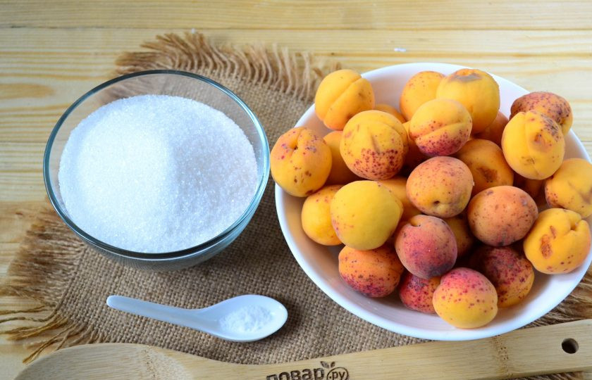 1. Этап. Варенье из абрикосов без косточек: Подготовьте все необходимые ингредиенты. Абрикосы переберите и хорошенько промойте водой, особенно в месте, где они крепятся к плодоножке, ведь там собирается наибольшее количество грязи.