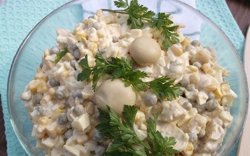 1. Этап. Салат с сыром и грибами: Перемешиваем, выкладываем в салатник и украшаем.