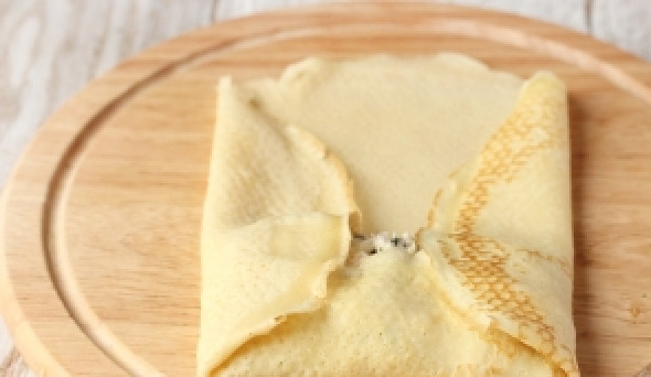 1. Этап. Блины конвертом: Теперь складываем боковые края блина.